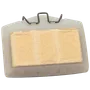 Set forfra af et rektangulært luftfilter med metalclips.
