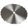 Vue de dessus d’une lame de scie circulaire à bords dentelés.