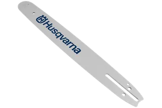 Vista lateral de la espada de una motosierra Husqvarna con el logotipo.