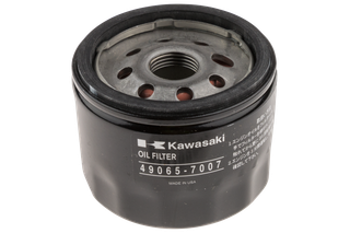 Filter ulja. Pogled odozgo na Kawasaki filter za ulje sa vidljivim brojem dijela 49065-7007.