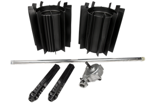 Pogled odozgo na set građevinskog pribora koji uključuje dvije crne cilindrične komponente, metalnu šipku i metalni nastavak.