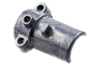 Metalkomponent med tre bolthuller og en cylindrisk form, set fra en vinkel.