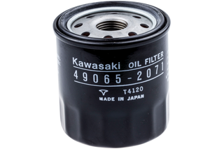 Sett forfra på et Kawasaki-oljefilter med modellnummer 49065-2071.