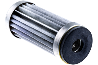 Nærbillede af et cylindrisk metalfilter med plisseret design.