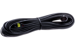 Svart kabel med kontakter i varje ände.