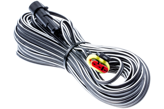 Elektrisches Spiralkabel mit Anschlüssen, das in einer Studioumgebung gezeigt wird.