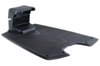 Vue de face d’une station de recharge de tondeuse à gazon robotisée avec tapis texturé.