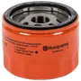 Et Husqvarna-oliefilter set forfra med installationsvejledning synlig.