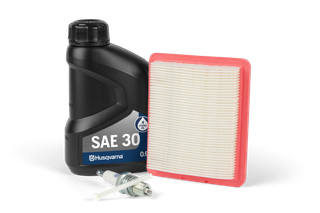 Vue de face d’une bouteille d’huile, d’un filtre à air, d’une bougie et d’un filtre à carburant Husqvarna SAE 30.