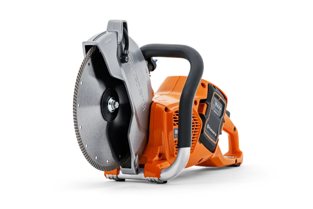 Vue latérale d’une découpeuse Husqvarna avec une lame de coupe visible.