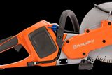 Πλαϊνή όψη ενός κόφτη ισχύος Husqvarna, με εργονομική σχεδίαση και λεπίδα κοπής.
