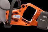 Πλαϊνή όψη ενός κόφτη ισχύος Husqvarna που επιδεικνύει την εργονομική σχεδίαση και τη θήκη μπαταριών.
