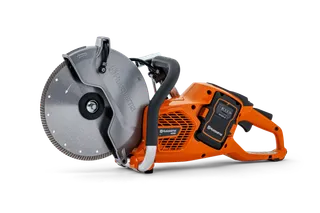 Vue latérale d’une découpeuse Husqvarna montrant la lame et la poignée ergonomique.
