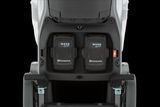 Achteraanzicht van een Husqvarna-product met dubbele batterijcompartimenten.