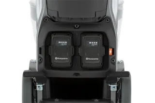 Achteraanzicht van een Husqvarna-product met dubbele batterijcompartimenten.