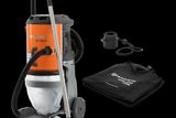 Vooraanzicht van een industriële stofzuiger van Husqvarna met accessoires, waaronder een slang en een opbergtas.