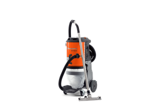 Vooraanzicht van een Husqvarna industriële stofzuiger met slang en wielen.