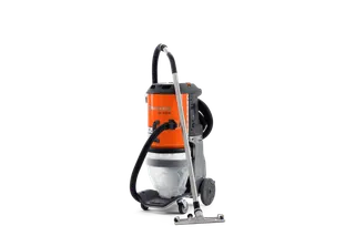 Vooraanzicht van een Husqvarna industriële stofzuiger met slang en wielen.