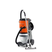 Vooraanzicht van een Husqvarna industriële stofzuiger met slang en wielen.