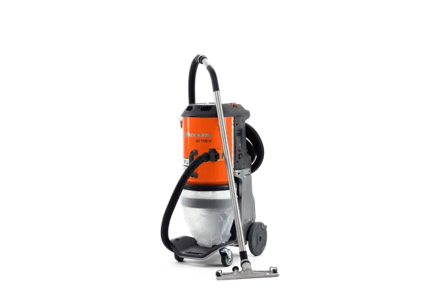 Vooraanzicht van een Husqvarna industriële stofzuiger met slang en wielen.