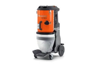 Zijaanzicht van een industriële stofzuiger van Husqvarna met een doorzichtige stofzak.