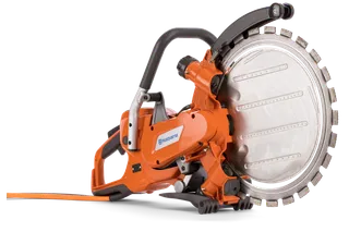 Vista lateral de uma cortadora Husqvarna com punho ergonómico e lâmina de corte grande.