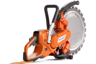 Vista lateral de um cortador de disco Husqvarna com punho ergonómico.