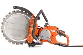 Vista lateral de um cortador de disco da Husqvarna Construction com punho ergonómico.