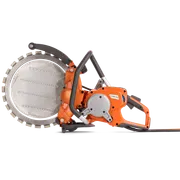Vista lateral de um cortador de disco da Husqvarna Construction com punho ergonómico.