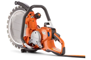 Vista lateral de uma cortadora Husqvarna com punho ergonómico e lâmina visível.