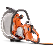 Vista lateral de uma cortadora Husqvarna com punho ergonómico e lâmina visível.