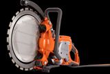 Vista lateral de um cortador de disco da Husqvarna Construction com punho ergonómico.
