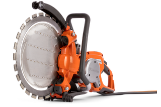 Vista lateral de um cortador de disco da Husqvarna Construction com punho ergonómico.
