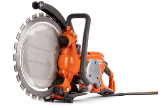 Vista lateral de um cortador de disco da Husqvarna Construction com punho ergonómico.