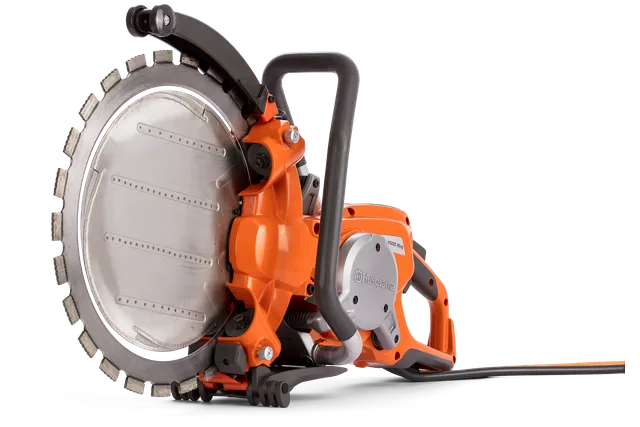 Vy från sidan av en kapmaskin med ergonomiskt handtag från Husqvarna Construction.