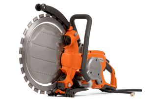 Seitenansicht eines Trennschleifers von Husqvarna Construction mit kreisförmiger Klinge.