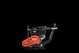 Zijaanzicht van een Husqvarna bouwverdichter met ergonomische handgreep.