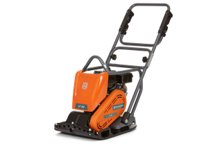 Vooraanzicht van een Husqvarna LF 80 trilplaat, ontworpen voor efficiënte bodemverdichting.