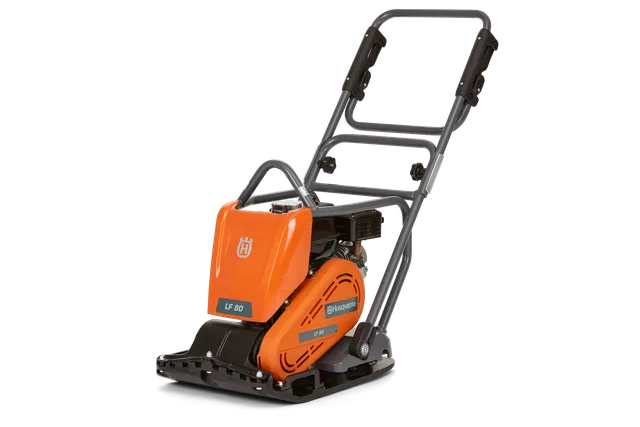Vista frontal de um compactador de placa LF 80 da Husqvarna, concebido para compactação eficiente do solo.
