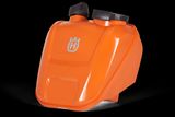 Zijaanzicht van een Husqvarna-brandstoftank met twee doppen.