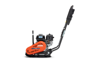 Zijaanzicht van een Husqvarna bouwverdichter met ergonomische handgreep.
