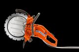Widok z boku przecinarki budowlanej Husqvarna z ergonomicznym uchwytem.