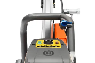 "Husqvarna" pjaustytuvo su ergonomiška rankena vaizdas iš priekio.