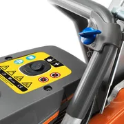 "Husqvarna" gaminio valdymo skydelio vaizdas iš arti su įvairiomis įspėjamosiomis etiketėmis.