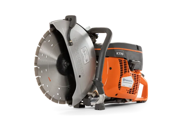 Seitenansicht eines Husqvarna K770 Trennschleifers mit einer großen kreisförmigen Trennscheibe.