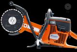 Vista lateral de um cortador de disco Husqvarna K760 com lâmina visível e punho ergonómico.