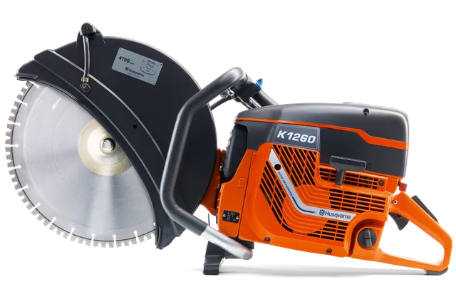 Vista lateral de um cortador de disco Husqvarna K1260 que apresenta a lâmina e o punho ergonómico.