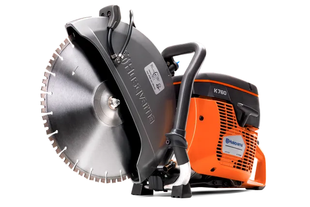 Vy från sidan av en Husqvarna K760-kapmaskin med synlig klinga.