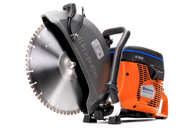 Vista lateral de um cortador de disco Husqvarna K760 com uma lâmina visível.