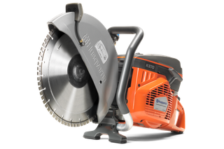 Vedere laterală a unui cutter electric Husqvarna K970 cu lamă vizibilă și mâner ergonomic.